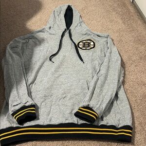 Mitchell & Ness Boston Bruins, gray Hoodie with Black and Yellow Details
